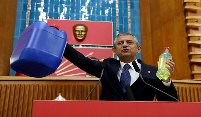 Kürsüye bidonla çıkan Özel: Al sana 50 liralık mazot