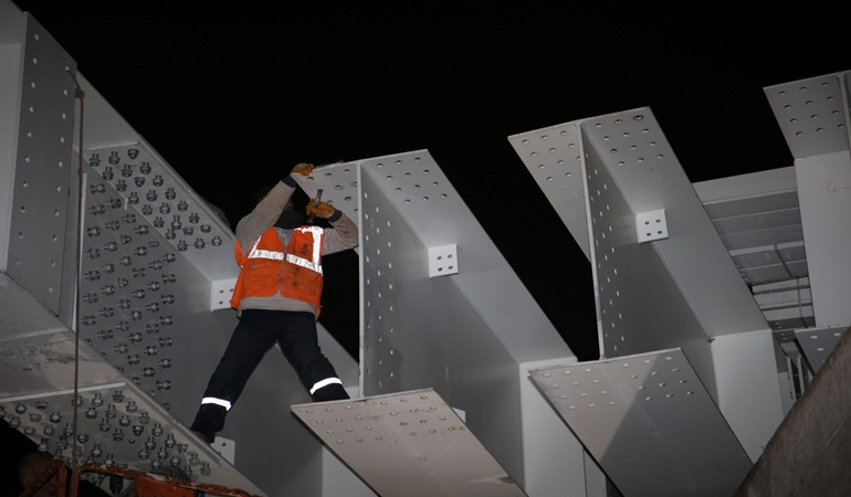 Kuruçeşme tramvay köprüsünün kiriş montajları tamamlanıyor