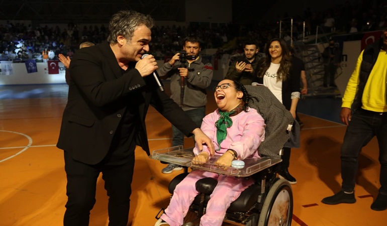 Kutsi, Dilovası'nda 19 Mayıs konseri ile coşturdu