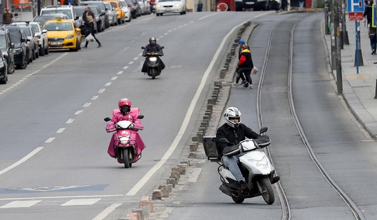 Kuvvetli yağış trafiğe çıkma yasağı getirdi