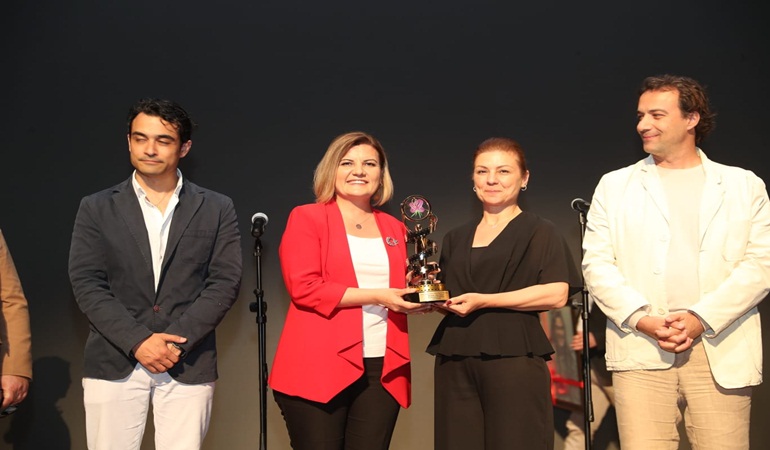 Leyla Hanım Uluslararası Festivalden ödülle dönüyor!