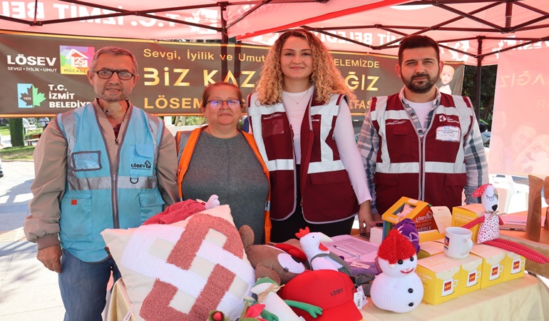 Lösemili çocuklar için belediye önünde bağış standı açtılar