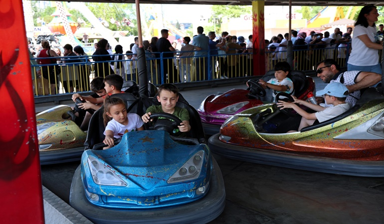 Lunaparkta çarpışan araba kapma yarışı!