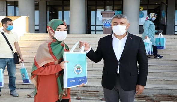 Makam aracını satan başkan öğrencileri unutmadı