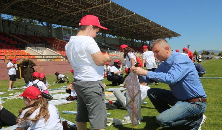 Çocuklar 19 Mayıs coşkusunu göklere çıkardı