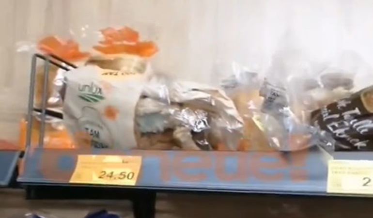 Markette küflü ekmek şoku!