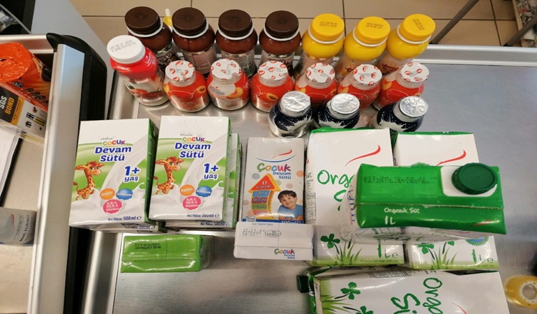 Marketteki son kullanma tarihi geçmiş ürünleri topladılar