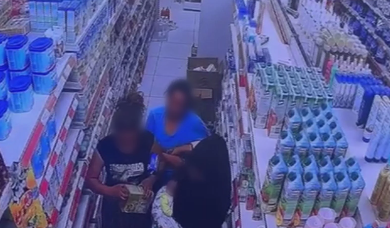 Marketten mama çaldı eteğinin altına sakladı