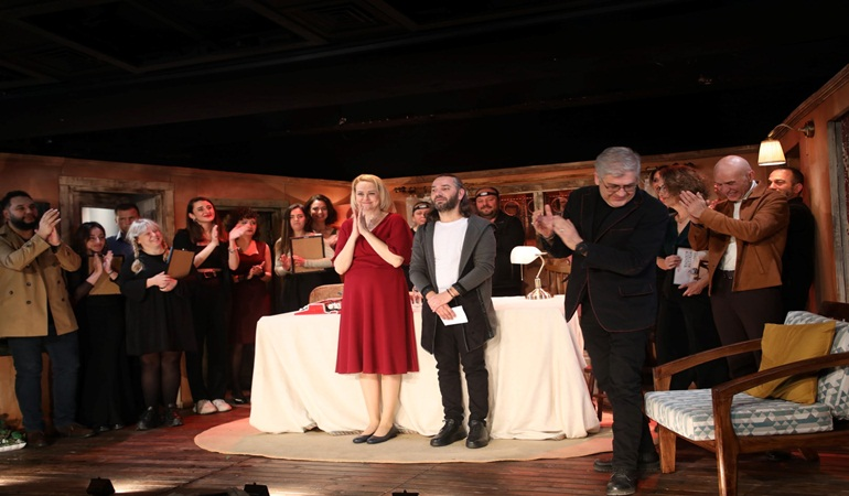 Masanın Altında prömiyer yaptı