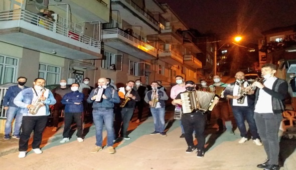 Maskeli bando takımından müzik ziyafeti