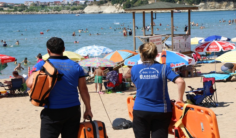 Mavi bayraklı plajlarda Büyükşehir’den ilkyardım timi 