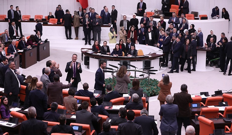 Meclis karıştı! AKP'liler kürsüyü işgal etti