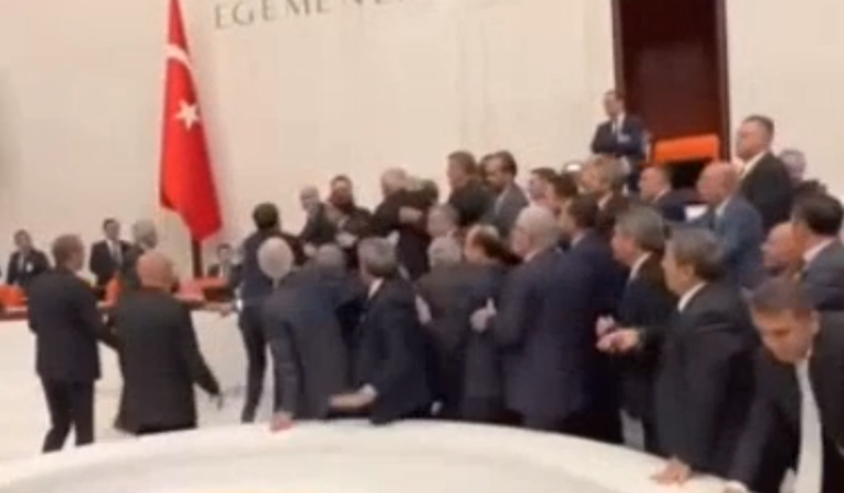 Meclis'te yumruklu saldırı