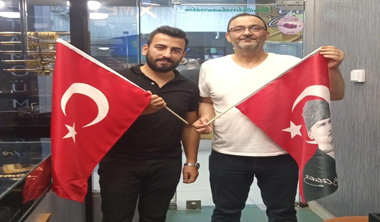 Mehmet Avcı binlerce Atatürklü bayrak dağıttı
