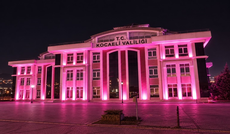 Meme kanserine pembe ışıklarla dikkat çekildi