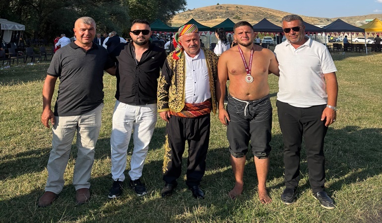 Memleketinde güreş ağası seçildi