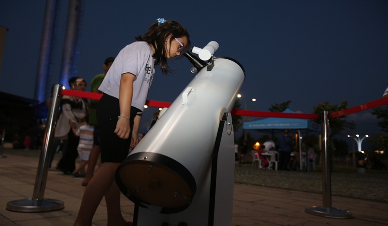 Meraklı gözlerle gökyüzünü gözlemlediler