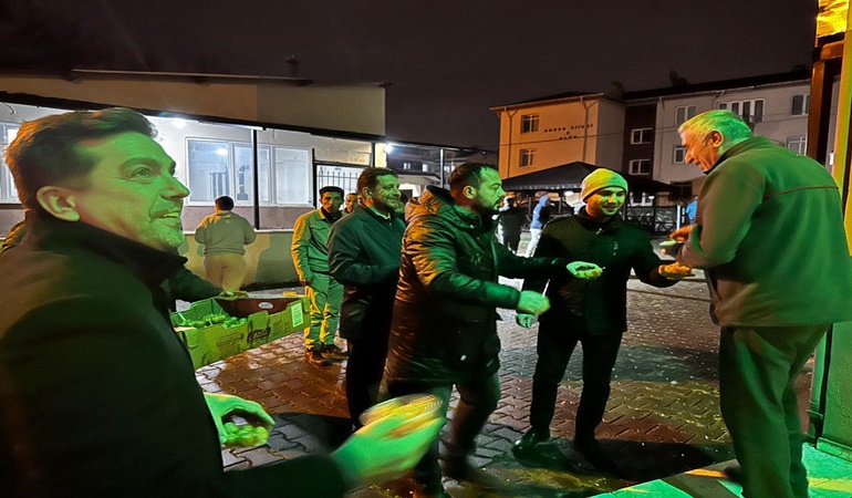 Merttürk teravih sonrası lokma dağıttı 