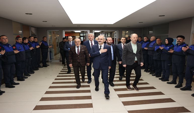 Mesai arkadaşları Çiftçi’yi alkışlarla karşıladı