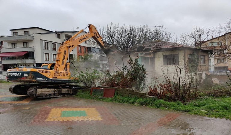 Metruk binalar Gölcük’te tehlike olmaktan çıkarılıyor