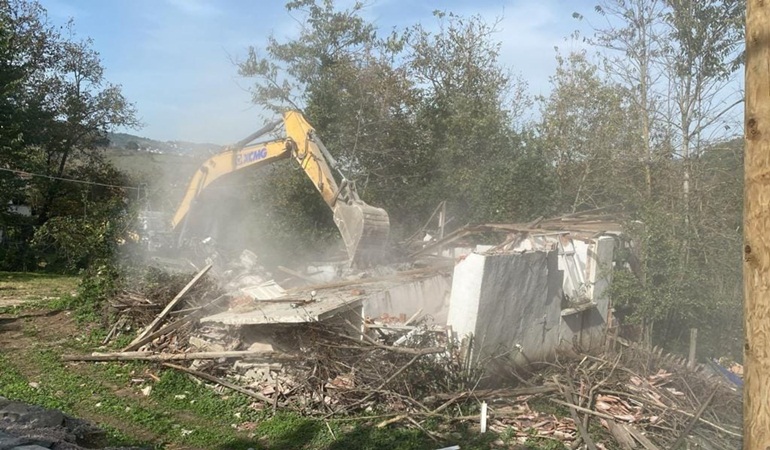 Metruk ve hasarlı 123 bina yıkıldı