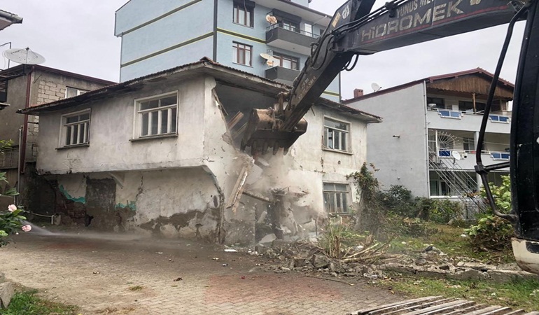 Metruk ve orta hasarlı bina yıkımları sürüyor 
