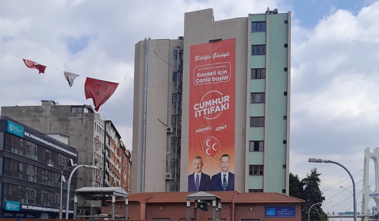 MHP binasına AKP’li adayların dev posteri asıldı