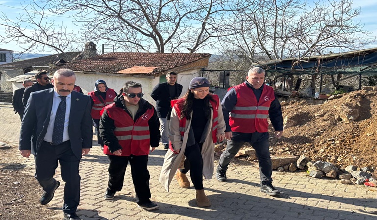 MHP’liler Dilovası’nda iki mahallede daha ihtiyaç sahibi ailelere el uzattı