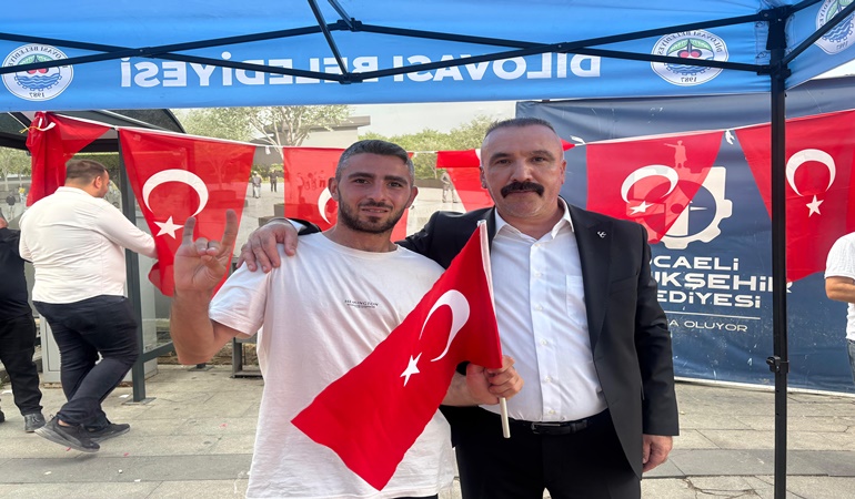 MHP’liler Dilovası’nda stant açtı bayrak dağıttı