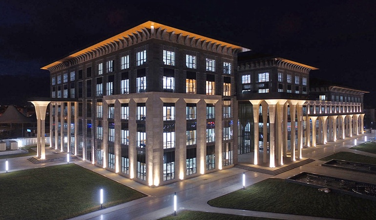 Millet açken onlar Lale Devri yaşamış