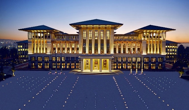 Milletin sırtından her ilde bir saray! Osmanlı'yı şatafat çökertmişti