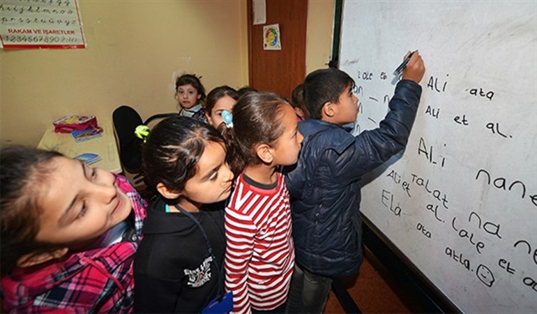 Milli Eğitim Bakanlığı’ndan Suriyeli ailelere hediye