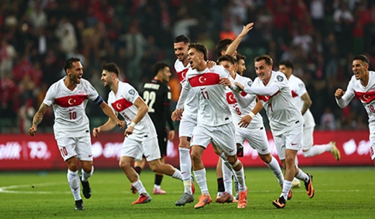 Milli maç için İzmit’teki belediye meydanına dev ekran kurulacak