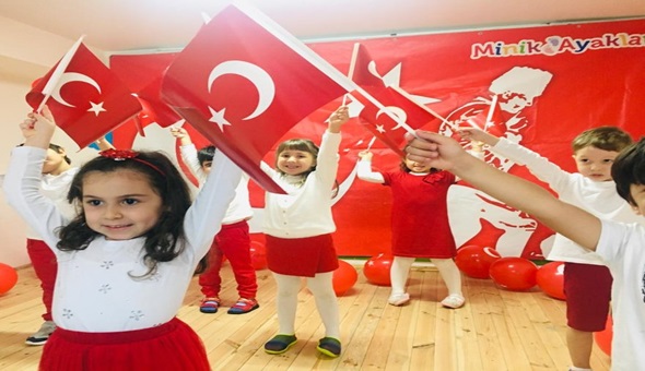Minik Ayaklar Kreşi'nde Cumhuriyet coşkusu