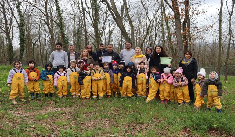 Minik elleri ile fidan diktiler!