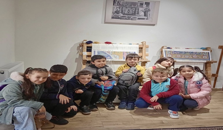 Minikler Hereke halısının üretim sürecini yerinde gördüler