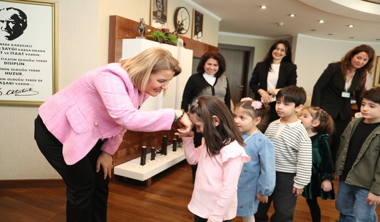 Miniklerden Başkan Hürriyet’e bayram sürprizi