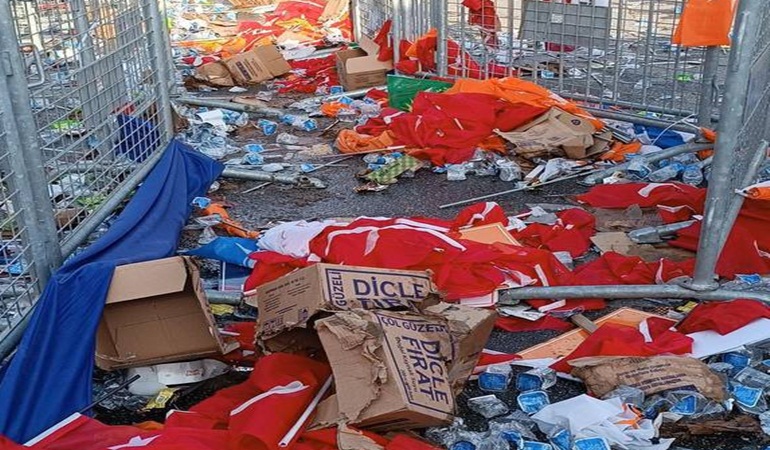 Mitingde dağıtılan Türk bayrakları yere atıldı