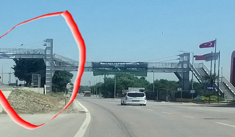 MOBESKO önündeki üstgeçide merdiven yapılsın