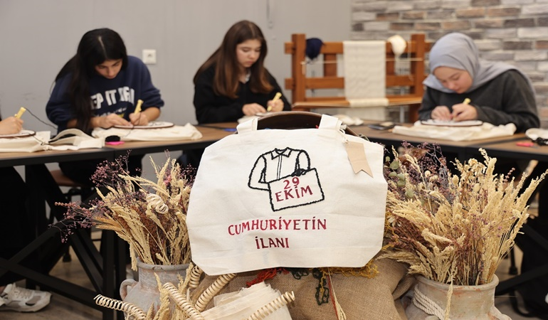 Moda Akademisi’nden Cumhuriyet’in 102. yılına özel ay yıldızlı çantalar