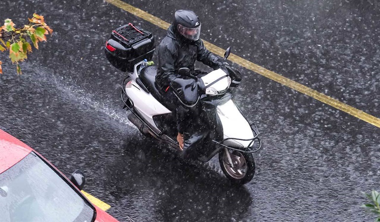Motosiklet, scooter ve motokuryelerin trafiğe çıkmaları yasak
