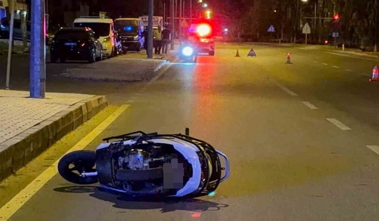 Motosiklet üstündeki biri çocuk yaşta iki genç kaza kurbanı oldu
