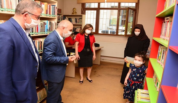 Müdür Taşdelen kütüphaneleri ziyaret etti