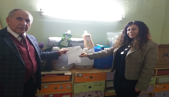 Muhtar Aslı Ertik'ten okullara temizlik malzemesi 