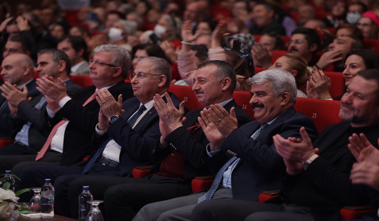 Mustafa Kandıralı’yı anma gecesinde yer yerinden oynadı