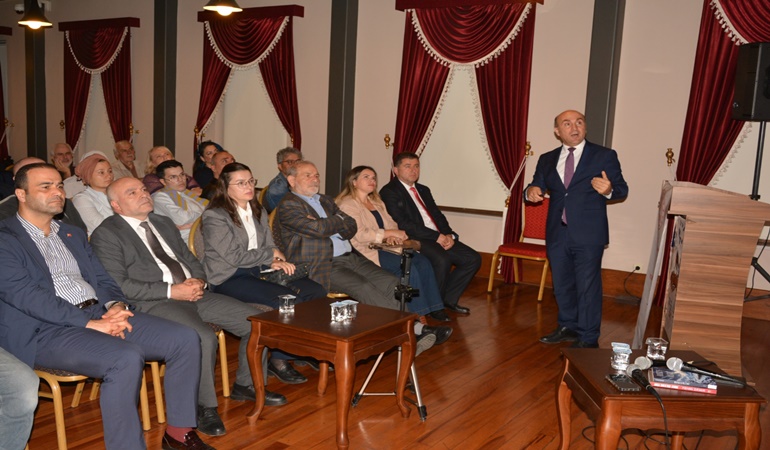 Müze salonunda kültür söyleşileri