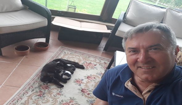 Nazmi Ertuğral doğum yapan kediye sahip çıktı