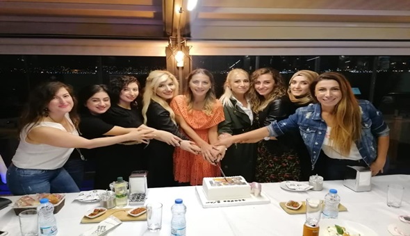 Nurdan Köksal'ın doğum gününü kutlayan kutlayana