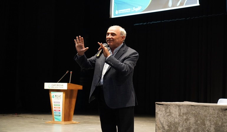 Nurullah Genç, Çayırova Kitap Fuarı’nda okurlarıyla buluştu