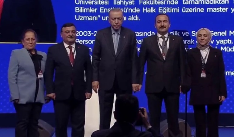 O aday sahneye geç çıktı diye Erdoğan sinirlendi!